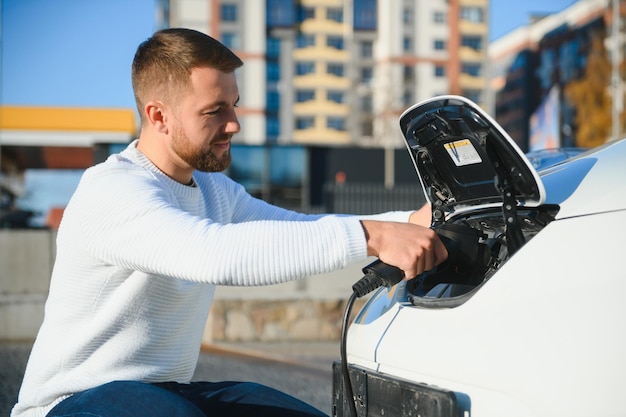 Man die het opladen van de auto aanzet