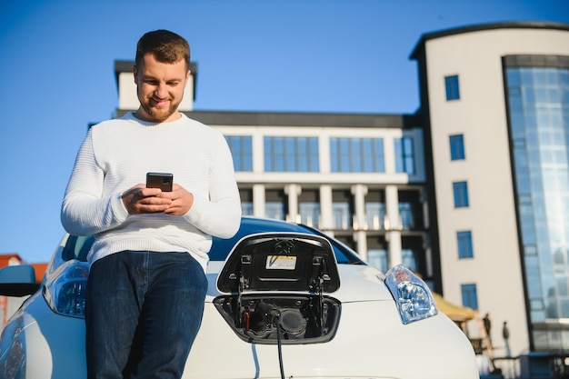 Man die het opladen van de auto aanzet