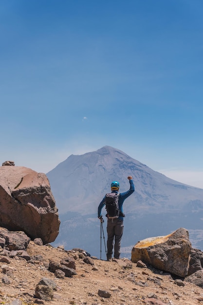 Man die het uitzicht op de vulkaan Popocaepetl . bewondert