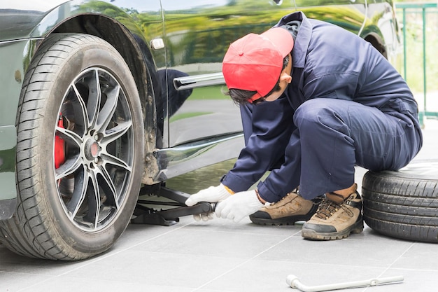 Foto man die in de auto werkt