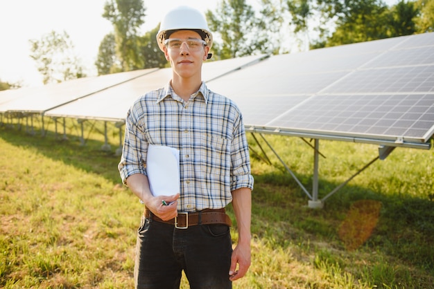 Man die in de buurt van zonnepanelen