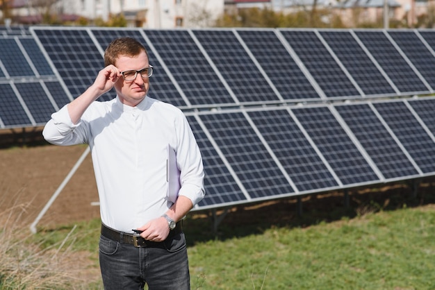 Man die in de buurt van zonnepanelen