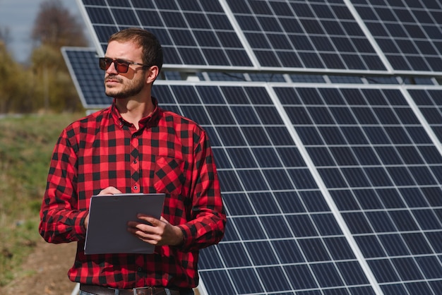 Man die in de buurt van zonnepanelen