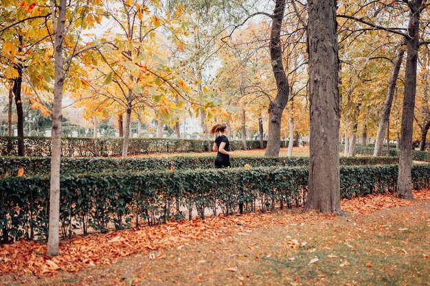 Man die in de herfst in het park staat