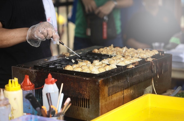 Foto man die in de keuken werkt