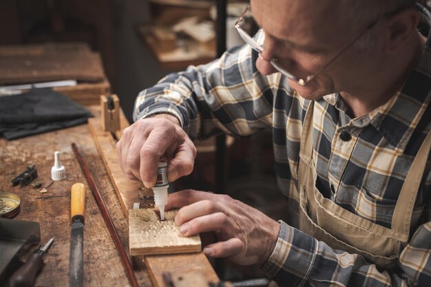Man die in een werkplaats aan hout werkt