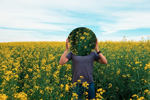 Man die in gele bloemen staat