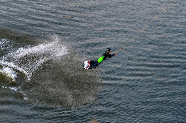 Man die kitesurft in de zee