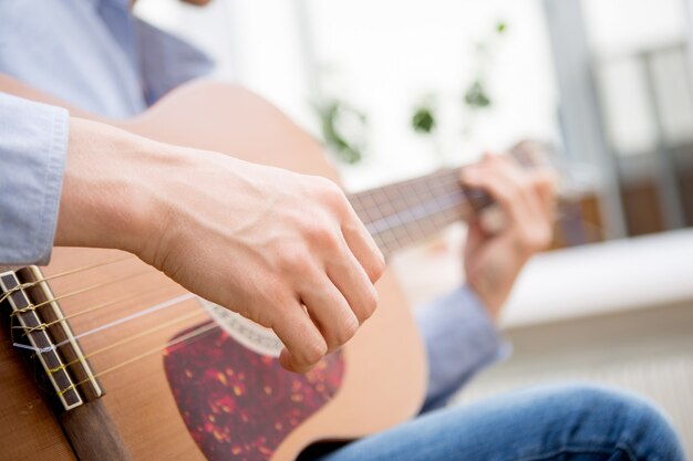 Man die klassieke akoestische gitaar speelt