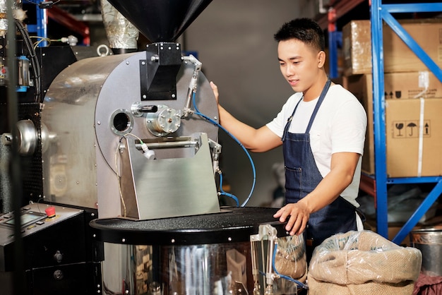 Man die koffie roostert bij vervaardiging