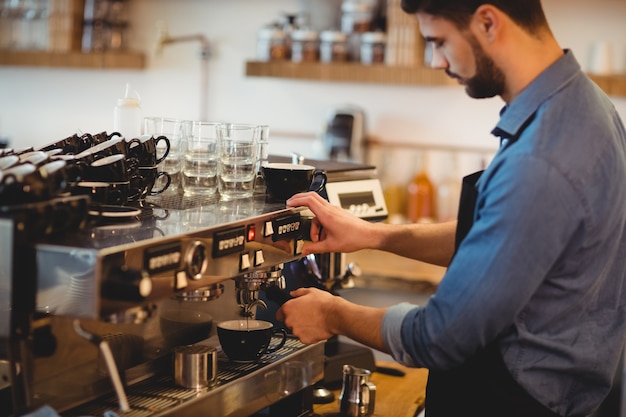 Man die koffie uit espressomachine