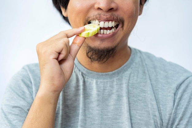 Man die komkommer eet met een witte achtergrond Traditioneel Indonesisch eten