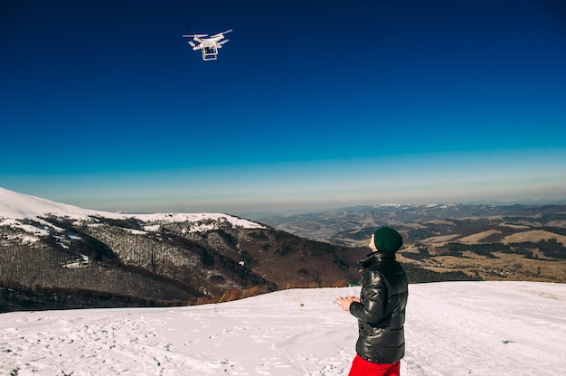 man die met de drone speelt. silhouet tegen de zonsondergang hemel