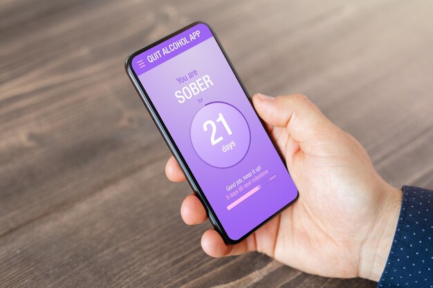 Foto man die mobiele app gebruikt om alcoholgebruik bij te houden en te stoppen met drinken