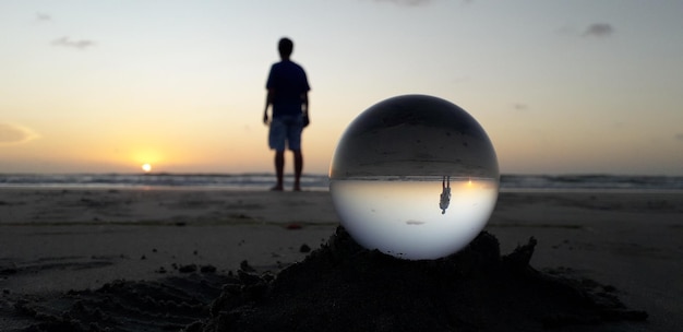 Foto man die naar de zon kijkt jericoacoara strand ceara brazilië