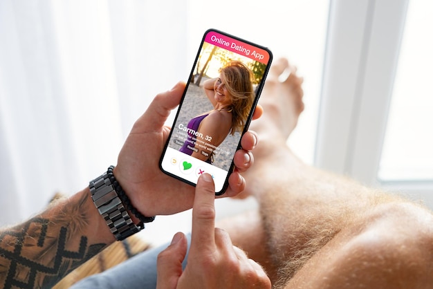 Man die online dating-app gebruikt op zijn mobiele telefoon