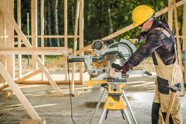 Foto man die op de bouwplaats werkt