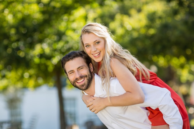 Man die op de rug rit geeft aan vrouw