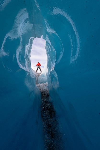 Foto man die op een gletsjer staat