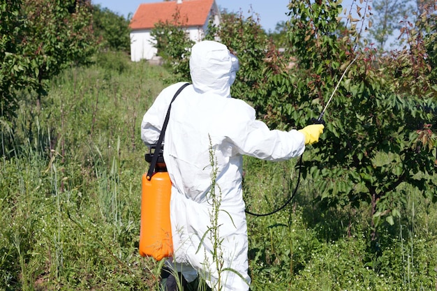 Foto man die op het veld werkt