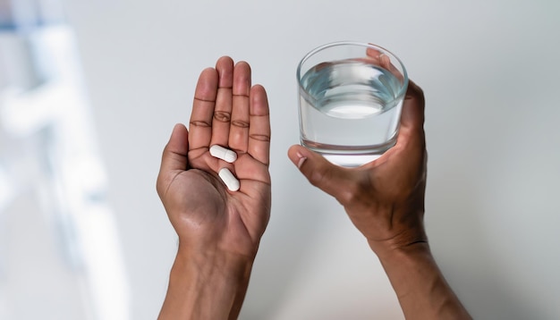 Man die pillen neemt met een glas water