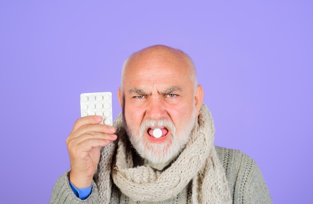 Man die pillen slikt man die farmaceutische pillen slikt keelpijn zieke man houdt blisterverpakking vast met