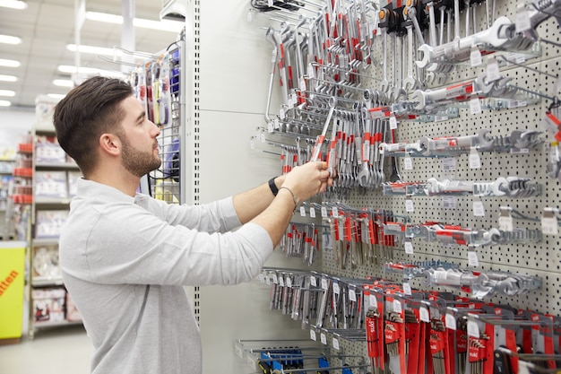 Man die producten in een winkel vervangt