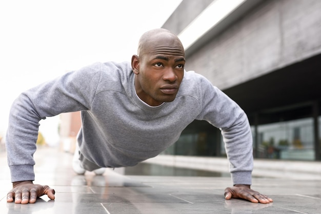 Man die push-ups doet op het voetpad