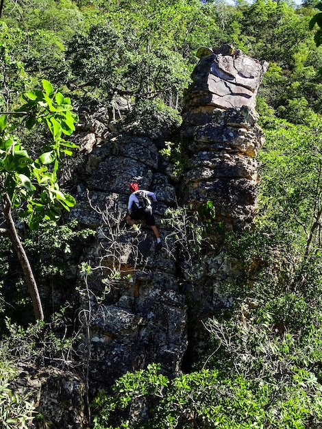Foto man die rotsklimt in het nationale park chapada dos veadeiros