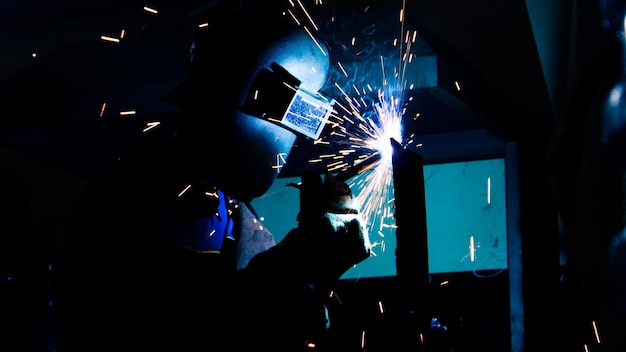 Man die's nachts in de fabriek werkt