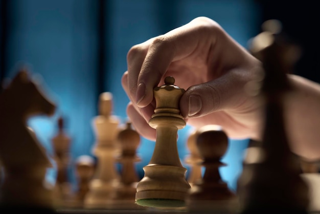 Man die schaak speelt en een stuk op het schaakbord verplaatst hand close-up strategie spellen concept