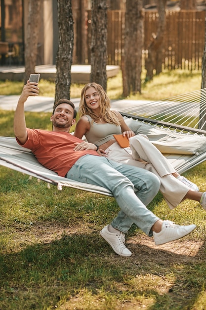 Man die selfie met vrouw op hangmat neemt