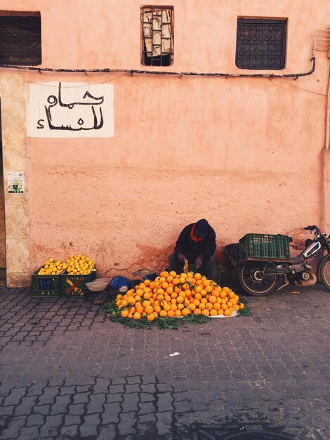 Foto man die sinaasappels verkoopt op de straatmarkt