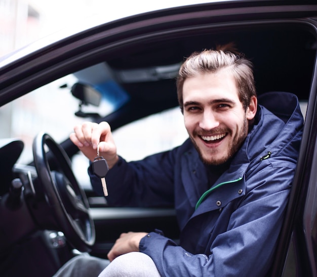 Man die sleutels toont aan een nieuwe auto