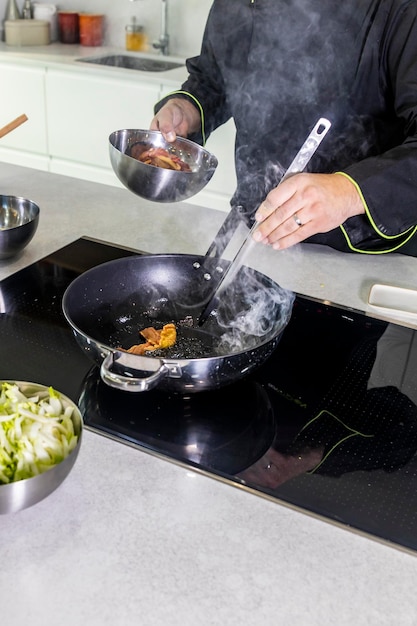 Man die thuis eten bereidt in de keuken