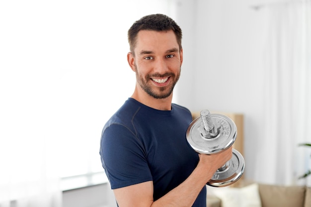 man die thuis met een dumbbell oefent