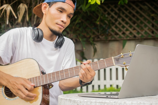 Man die thuis online gitaar leert spelen