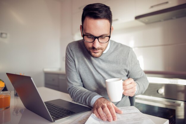 Man die thuis werkt op laptop