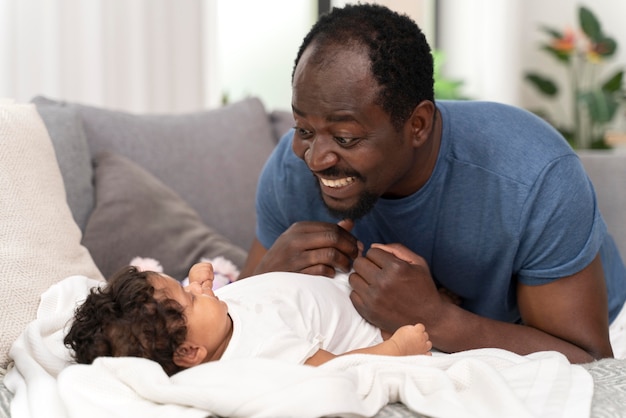 Foto man die tijd doorbrengt met zijn babymeisje