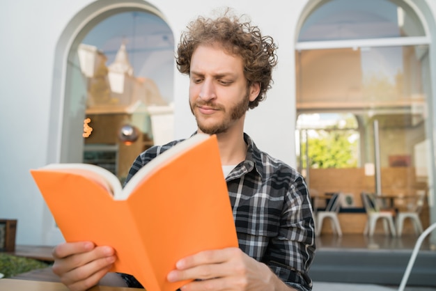 Man die van vrije tijd geniet en een boek leest