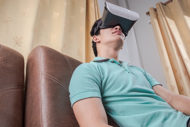 Man die virtuele realiteitbril draagt, films kijkt of videospelletjes speelt. Het vr-headsetontwerp is generisch en geen logo&#39;s.