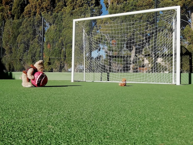 Foto man die voetbal speelt op het veld