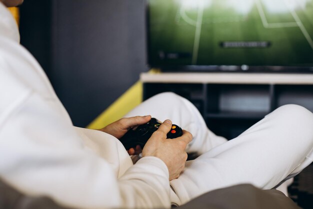 Man die voetbalvideogame speelt