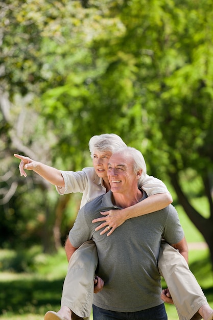 Man die vrouw een piggyback geeft