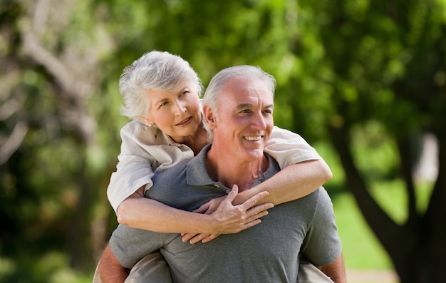 Man die vrouw een piggyback geeft