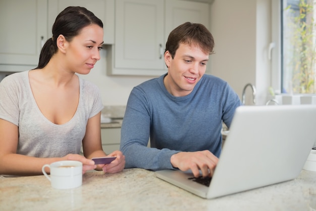 Man die vrouw iets op laptop toont