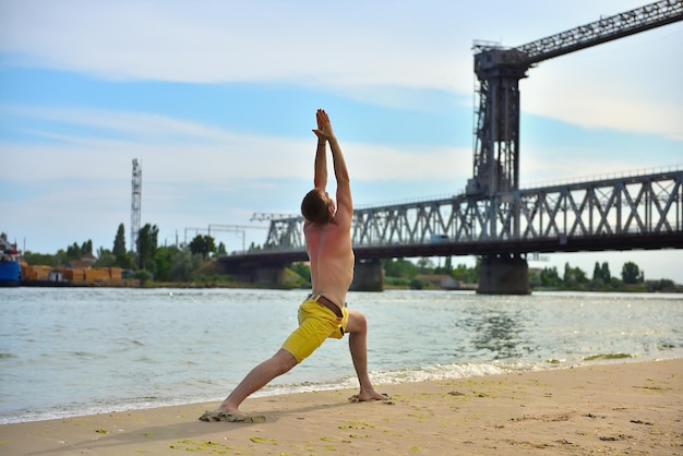 Man die yoga-oefeningen maakt