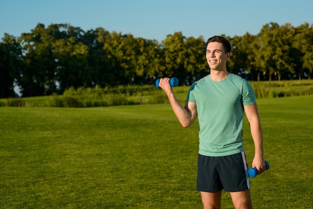 Man die zich bezighoudt met sporten buiten