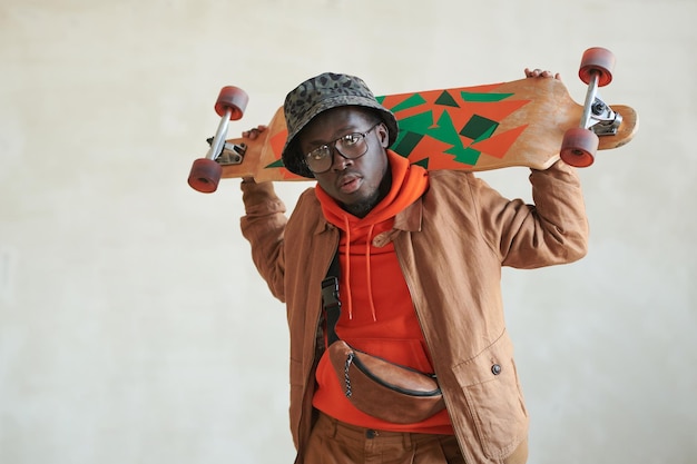 Man die zich voordeed op camera met skateboard