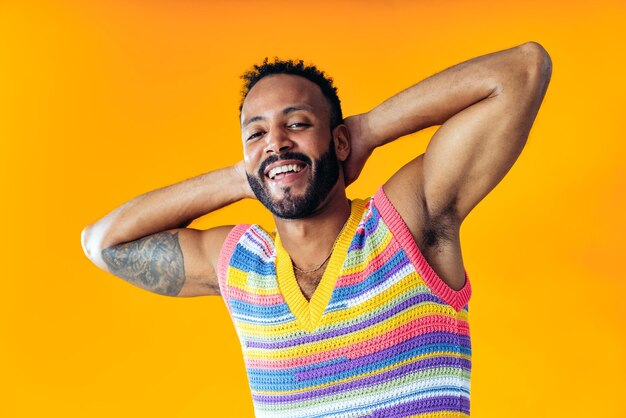 Man die zich voordeed op gekleurde achtergronden in studio trendy kleding dragen